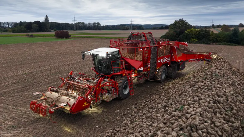 Den nye Grimme Rexor 6300 hos Henriks Maskinstation er ifølge Grimme Skandinaviens første eksemplar med kitskær. Maskinen er desuden udstyret med blandt andet kombitoppere og Speedtronic Cruise. Foto: Grimme