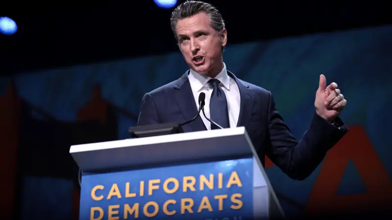Californiens guvernør Gavin Newsom har underskrevet en lov, der skal registrere PFAS i pesticider for at kortlægge brugen og skabe grundlag for mulig strammere regulering. Foto: Gage Skidmore via Flickr
