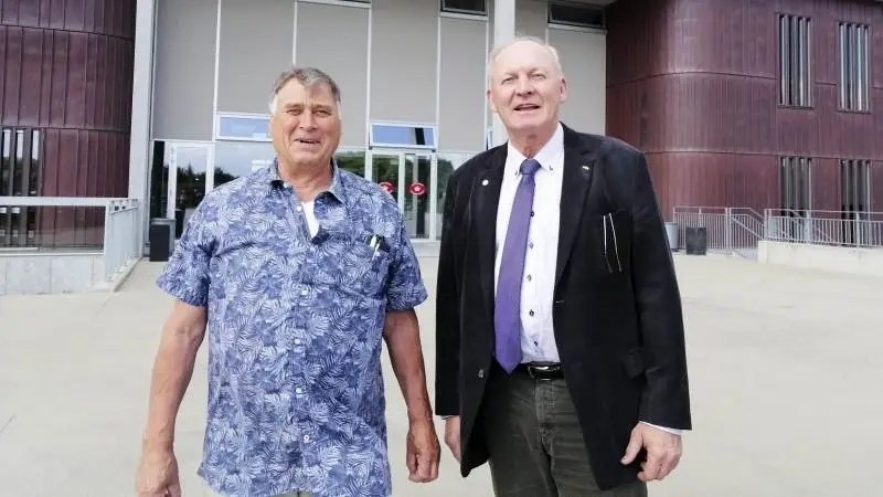 Ulf Nielsen (tv) smilede på forhånd inden retssagen. Ved hans side stod formanden for Bæredygtigt Landbrug, Flemming Fuglede Jørgensen, der dukkede op som støtte. Sagen afgøres på onsdag. Foto: Alexander Dornwirth.