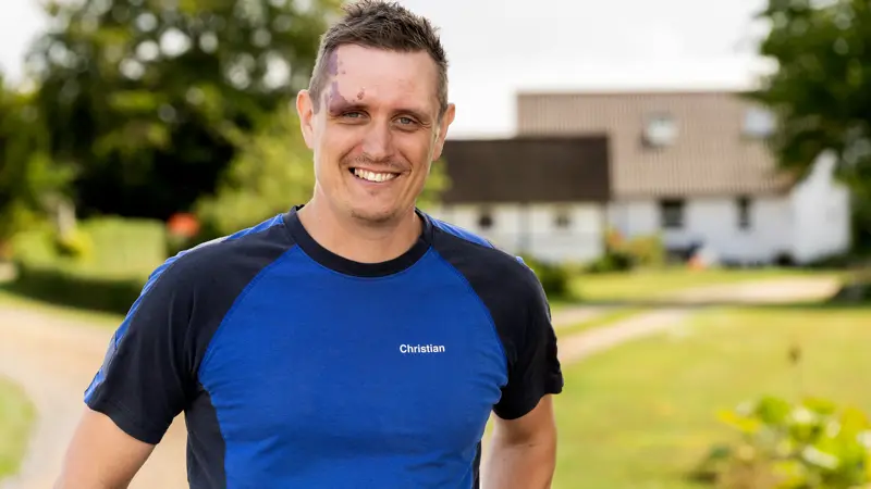 Der er god grund til smilet hos Christian Møller Holm. Den bornholmske landmand har vundet Familielandbrugets Initiativpris 2026 for sit arbejde med proteinafgrøder. Foto: Landbrug & Fødevarer
