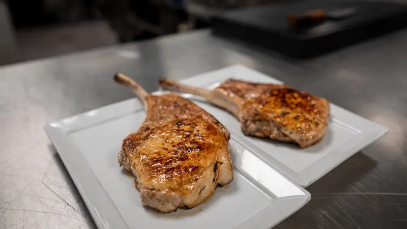 Alle grise, der produceres under navnet Svendborg Gourmetgris, kommer fra to gårde i området omkring Faaborg. Når de når slagtealderen, bliver de kørt mindre end 30 minutter til Svendborg Slagtehus. Dermed undgår de en udmagrende og stressende transport. Fotos: FødevareDanmark