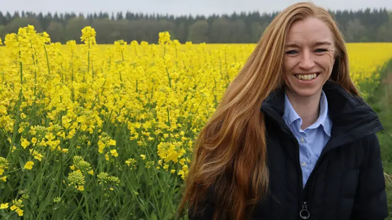 Pia Sørensen, faglig projektansvarlig for RaTaPro, foran en dansk rapsmark, der sammen med tang danner grundlag for det GUDP-støttede projekt, som skal udvikle et fermenteret alternativ til importeret sojaprotein i smågrisefoder. Foto: Fermentationexperts.