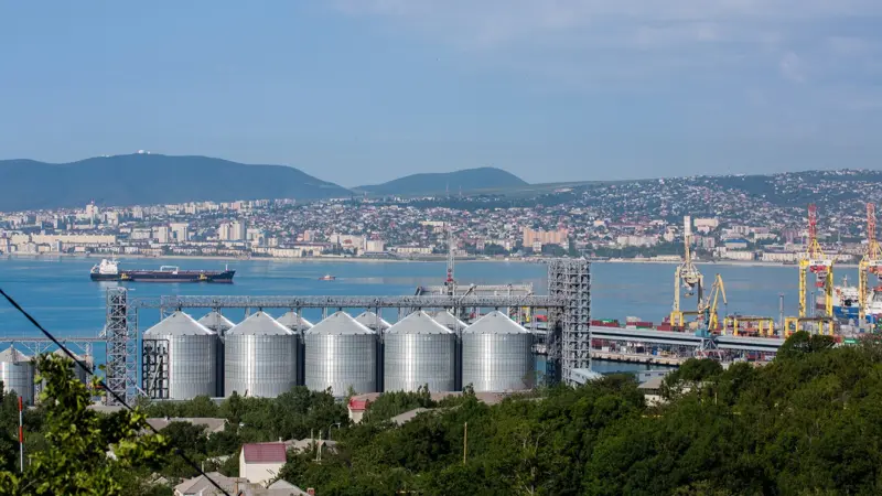 Kornsiloer og havneanlæg i den russiske Sortehavsby Novorossijsk, der er et vigtigt knudepunkt for Ruslands korneksport. Eksporten gennem landets havne er faldet markant i begyndelsen af oktober, og problemer med transporten gennem Sortehavet får i stigende grad eksportørerne til at benytte havne ved Østersøen. Arkivfoto: Pixabay