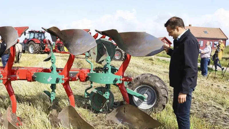 Produktchef Jesper Svendsen fra Kverneland DK viser nogle af de kundeefterspurgte egenskaber fra I-Plough’en, som er blevet overført til S-serie-ploven, der afløser EG-serien. Det gælder blandt andet det større landhjul, som roterer ved vendingerne. Fotos: Erik Hansen