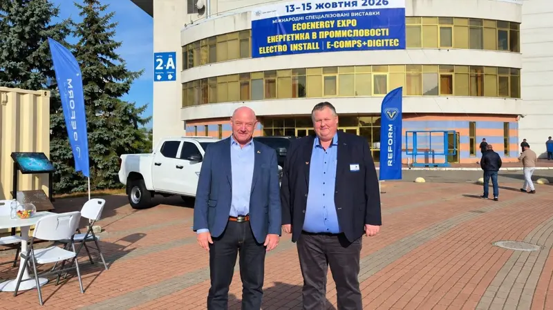 Henrik Bergholdt fra KSM Maskinservice (tv) og Kaj Pedersen fra Skjern Maskinforretning foran messecentret i Kyiv. De repræsenterede Dansk Maskinhandlerforening på besøget, hvor de oplevede både krigens alvor og interesse for et fremtidigt samarbejde om brugte landbrugsmaskiner. Privatfoto