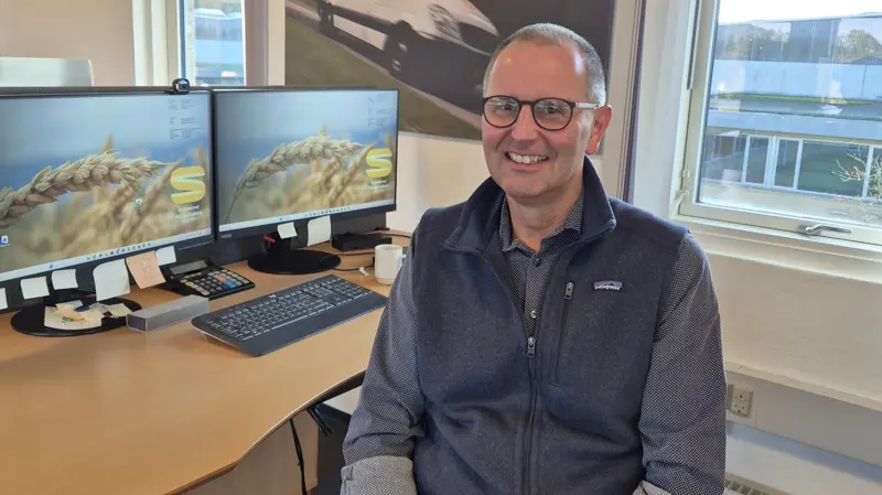 Henrik Hanghøj, servicechef hos Skiold, passer grise hver tredje weekend. Erfaringerne fra stalden tager han med tilbage til arbejdet med virksomhedens serviceindsats. Foto: Skiold