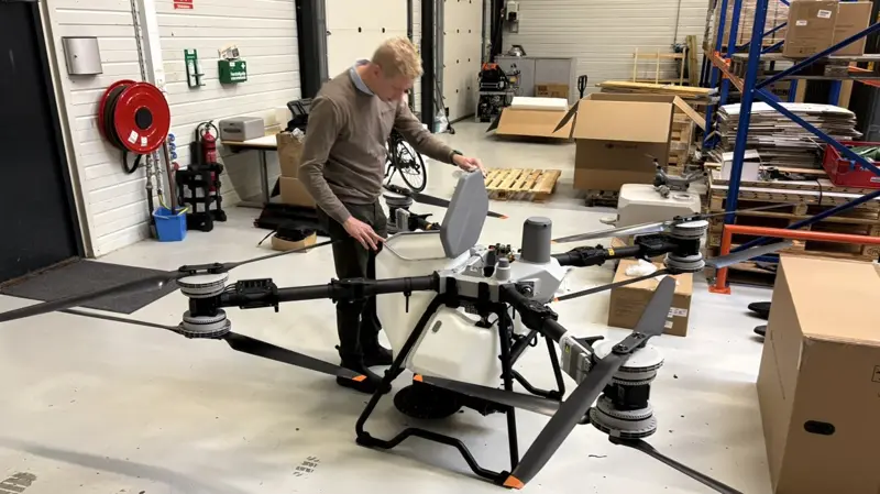 En 200 kg tung landbrugsdrone skal ikke kun kunne erstatte traktoren, når markerne er våde, eller majsen står højt. Den skal også kunne konkurrere på økonomien. Derfor undersøger Teknologisk Institut og projektpartnerne i N-Drone, om såning og gødskning fra luften kan udføres billigere pr. hektar end med traktorbårne redskaber. Foto: Teknologisk Institut