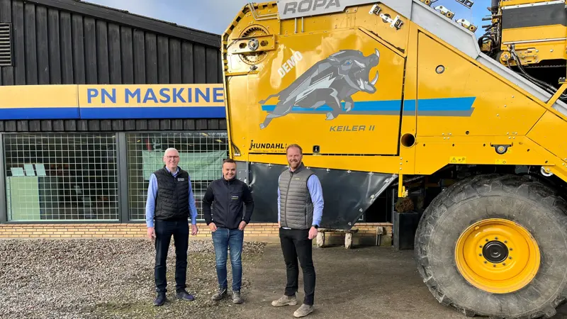Fra venstre: Martin Dalgaard, medejer af J. Hundahl, sammen med Søren Boje, medejer af PN Maskiner, og Søren Trads Møller, salgsansvarlig for kartoffeludstyr hos J. Hundahl. Foto: J. Hundahl