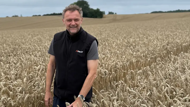 Per Laustsen, Key Account Manager hos Alltech Danmark, anbefaler at få analyseret egne råvarer for mykotoksiner. De foreløbige høstresultater viser ifølge Alltech især udfordringer i byg og halm. Foto: Alltech