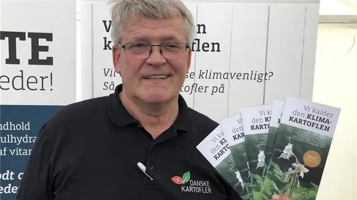 Kartoflen er en af de fødevarer, der har den laveste klimapåvirkning, understreger Danske Kartoflers formand, Carl Heiselberg, der viser den nye pjece om klimakartoflen. Foto: Anya Engelbrecht