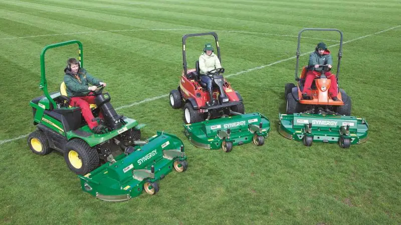 Major Synergy frontklipper er konstrueret til montage på en lang række redskabsbærere som f.eks. Kubota, Iseki, Ransomers og John Deere.