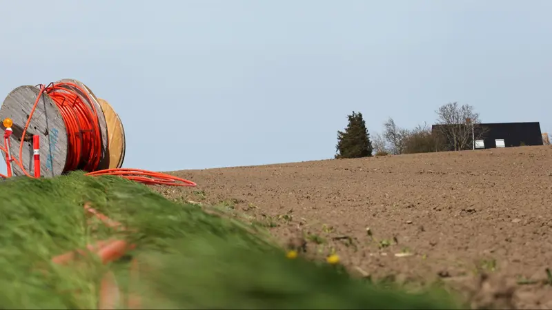 Energinet skal i de kommende år lægge nye højspændingskabler i jorden mellem Aarhus og Aabenraa. Rådgivningsselskabet Spiras opfordrer de berørte lodsejere til at søge rådgivning, inden de underskriver en frivillig aftale om kabler på deres jord, da aftalen kan få betydning for den fremtidige anvendelse af arealerne. Foto: Colourbox