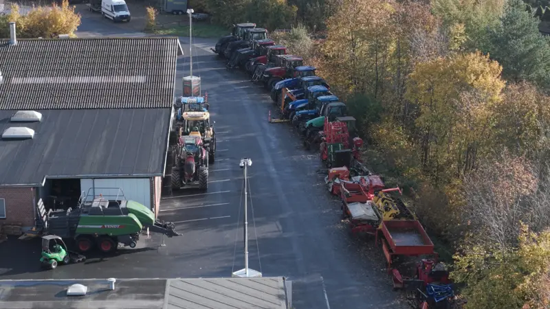 TBS Maskinpower kører maskiner, redskaber og andre auktionsvarer til Skanderborg fra TBS- og Valtec-afdelingerne. Omkring 800 varenumre skal sælges på onlineauktionen, som gennemføres uden mindstepriser. Pressefoto