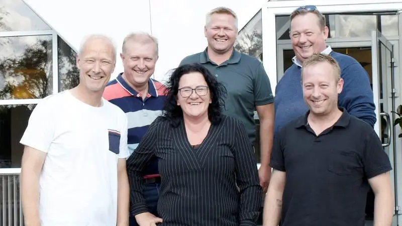 Land og by står sammen om Hobro Dyrskue. Fra venstre ses Henrik Dalgaard, næstformand i Agri Nord, Flemming Floor, dyrskuesekretær, Lone Mikkelsen, Hobro Handel, Jacob Bjerrum, formand for Hobro Dyrskue, Jørn Madsen, formand for Ambu-festen, og citychef i Hobro, Torben Ringe Christensen.
