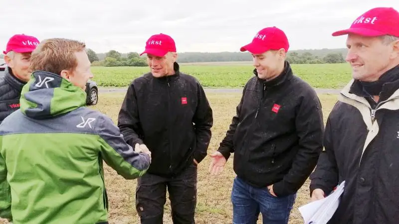 Maskinkonsulenterne Christian Rabølle og Søren Geert Jørgensen (nr. tre og fire fra venstre) fra VKST tog imod de mange nysgerrige planteavlere, der kom forbi for at høre nærmere om såudstyr. Fotos: Alexander Dornwirth.
