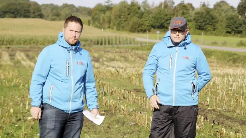 Brian Søndergaard (tv) og Peter Ditlevsen (th), planteavlskonsulenter hos LMO har udnyttet en ugødet majsmark til at få lavet forsøg med forskellige typer gødning. Konklusionen er, at startgødning stadig er nødvendig. Men hvis det er umuligt at tildele startgødning, eller hvis vi har et forår, der bidrager til vanskelige vækstbetingelser, kan det afhjælpes ved senere tildeling af gødning.