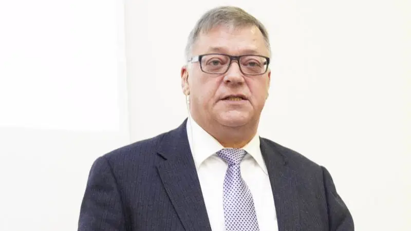 På en eller anden måde er det indtil nu lykkedes at få overbevist Danmarks Naturfredningsforening og lystfiskere om, at godt nok løber det over, men det betyder ikke noget, siger Frede Lundgaard Madsen, formand for Landboforeningen Midtjylland.
