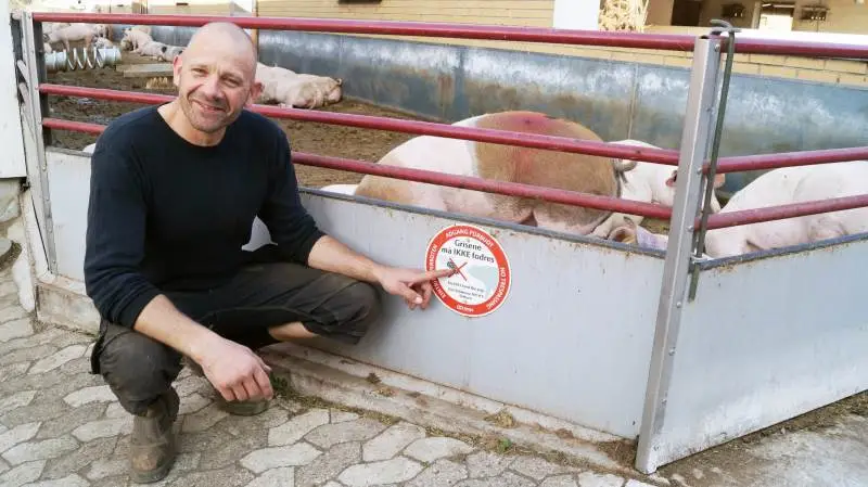 Hans Dam, vært ved Åbent Landbrug og producent af grise til Friland Food, med et af de skilte, der viser, at gæster ikke må fodre grisene. Foto: Henrik Sieben