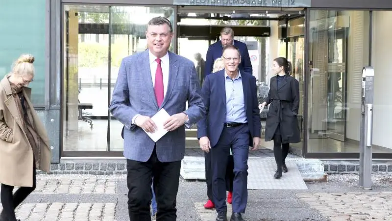 Fødevareminister Mogens Jensen (S) trådte i går ud fra Miljø- og Fødevareministeriet med en ny bred politisk aftale om en ny multifunktionel jordfordelingsfond. Foto: Lasse Ege Pedersen