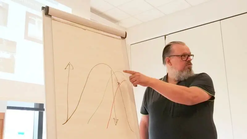 De fleste medarbejdere kunne fortælle, at der anes bedring i farestalden nu, og som svinekonsulent Anders Peter Andersen forklarede, så er de fleste ved at have passeret toppen af isbjerget og nu langsomt på vej ned. Fotos: Camilla Bønløkke