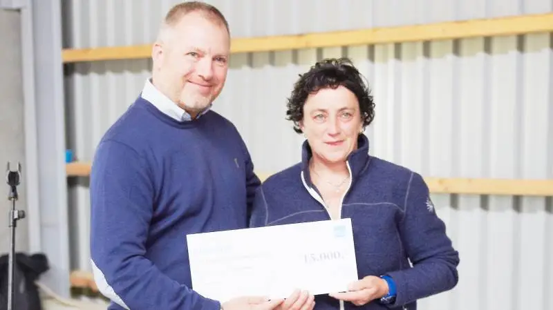 Monica Pedersen modtog Alm. Brands sundhedspris til den sjællandske besætning, som hun og hendes mand Niels Pedersen driver ved Ringsted. Prisen blev uddelt af Kristian Geday, chef for forretningsudvikling i Alm. Brand på årsmødet ved RDM i Roslev.