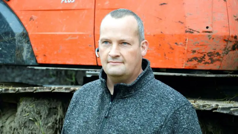 Henrik Dam Jensen, der siden 2008 fortsatte Bjarne Thygesens virksomhed, under navnet Skov-Entreprenør Bjarne Thygesens Eftf., har som selvstændig entreprenør fundet den helt rette levevej, hvor udgangspunktet er hjemmet på Fjellebrovej ved Espe.