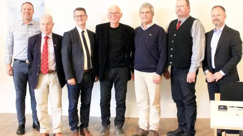 Deltagerne i paneldebatten ved Herefordforeningens 50 års jubilæum var fra venstre: Ordstyrer Søren Kørup Christensen, Seges, sekretær i den engelske Herefordforening, David Deakin, medlem af Folketinget, Torsten Schack Pedersen (V), formand for Herefordforeningen, Knud Erichsen, generalsekretær for World Hereford Council, José Bonica, Uruguay, præsident for Herefordforeningen i Canada, Albert Rimke, og salgsdirektør Claus Hein, Danish Crown. Foto: Bent Sørensen