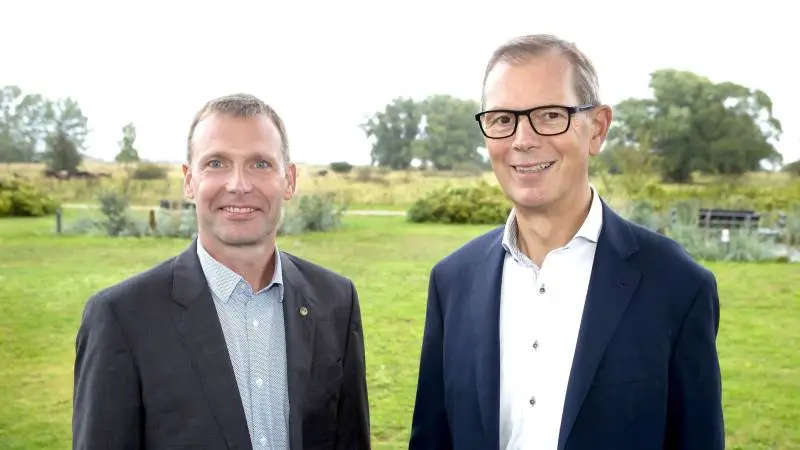 Bestyrelsesformanden i DLF, Christian Høegh-Andersen (til venstre), og administrerende direktør Truels Damsgaard kan se tilbage på et forrygende år i koncernen.
