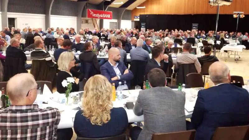 Godt 300 medlemmer havde fundet vej til Vestjyllands Andels generalforsamling, der blev holdt i Ringkøbing-Skjern Kulturcenter. De kan sammen med selskabets øvrige omkring 3.700 medlemmer se frem til en del af overskuddet, der udloddes.