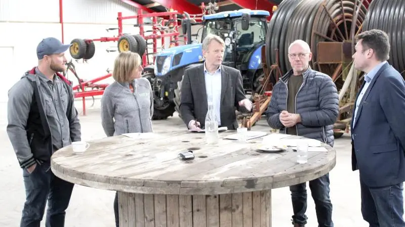 Inden rundvisningen var der paneldebat om klima i relation til landbrug – fra venstre: Mikkel Juhl Nielsen, ung økologisk mælkeproducent fra Djursland, Lotte Ipsen, uddannelseschef, Bygholm Landbrugsskole, Jørgen Hald Christensen, adm. direktør i Mejeriforeningen, Jens Krogh, økologisk og CO2-neutral mælkeproducent, samt formand for det økologiske mejeri Naturmælk, og yderst til højre Anders Kronborg, socialdemokratisk folketingsmedlem og sit partis fødevarepolitiske ordfører.