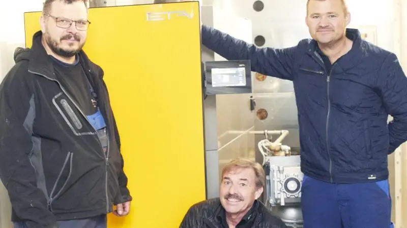 Svineproducent Søren Buus Andersen (til højre) har investeret i et ETA biomasseanlæg. Fyret er leveret af Kent Kristiansen fra BG Biovarme og opsat i en container af Niels Alfred Larsen (til venstre). Foto: Tenna Bang
