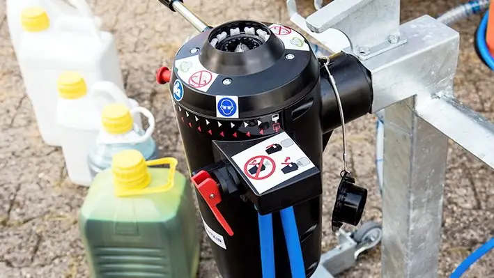 Easyconnect-systemet består af to komponenter. Dels et særligt skruelåg monteret på dunkene og dels en tilkobling, der tilsammen udgør et lukket påfyldningssystem. Foto: BASF