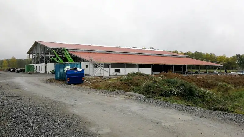 Staldanlægget fra danske Agrifarm A/S tager form hos den svenske landmand i disse uger. Det ventes at stå færdigt omkring nytår.
