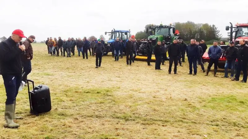 Der var op mod et par hundrede deltagere til arrangementet nær Korsør, hvor en række forskellige slåmaskiner blev testet.
Foto: Søren Geert Jørgensen, VKST