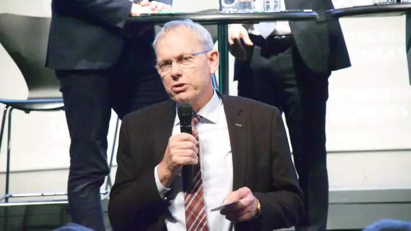 - Jeg tror ikke, at vi kan finde andre steder (i verden, red.), hvor der er så massiv en opbakning til, at vi har et erhverv, der hele tiden flytter sig, lød det fra formanden for Landbrug & Fødevarer, Martin Merrild, der deltog i debatten under årsmødet.