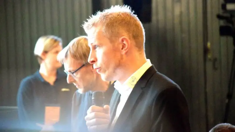 Næstformanden i Danske Svineproducenter, Jeppe Bloch Nielsen, mener, at L&F’s ejerskab af DanBred er betænkeligt. Men Erik Larsen forsikrede, at der er vandtætte skodder mellem midlerne.