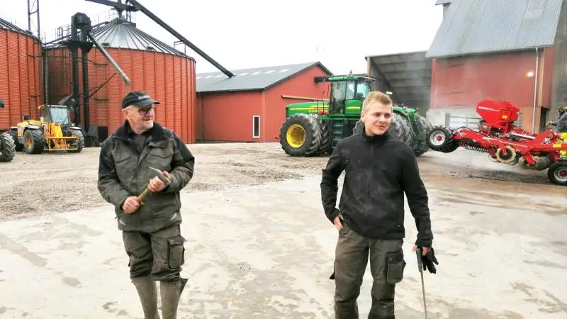 Traktorfører Henning Hansen til venstre og landbrugselev Andreas Hansen til højre er i hver sin ende af aldersskalaen. Foto: Majbritt Christensen