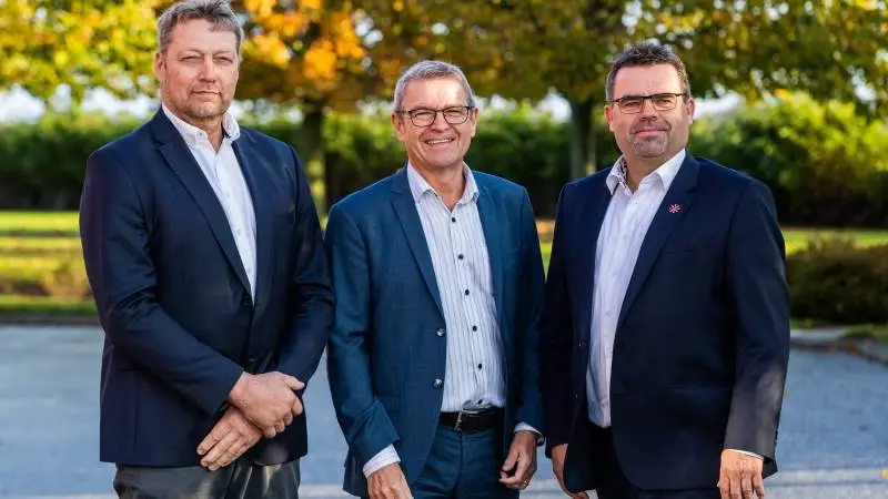 Nis Kristian Hjort, bestyrelsesformand i LMO, LMO's adm. direktør Jan Winther og Torben Lyngsøe Povlsen, bestyrelsesformand for Centrovice har slået pjalterne sammen.