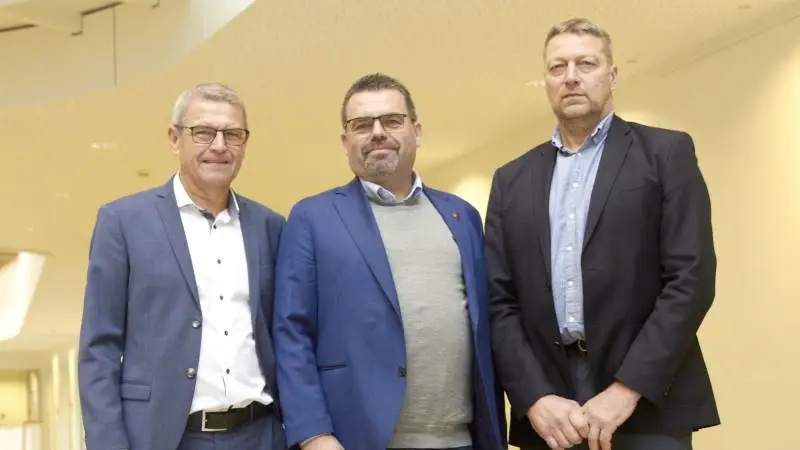 Hvis fynboerne vil det, fusionerer LMO og Centrovice. Her ses de to foreningers bestyrelsesformænd Nis Kristian Hjort (th) og Torben Lyngsøe Povlsen samt LMO’s direktør, Jan Winther. (Foto: Tenna Bang)