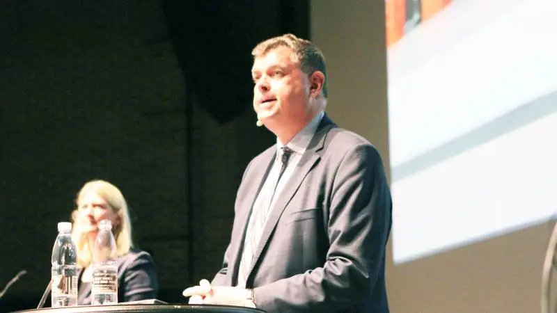 Veterinær-forligskredsen i Folketinget står bag fødevareminister Mogens Jensens (S) krav om, at antibiotikaforbruget senest med udgangen af 2022 skal ligge otte procent lavere, end det gjorde ved indgangen til 2019. Her ses ministeren på den netop overståede svinekongres. Foto: Lasse Ege Pedersen