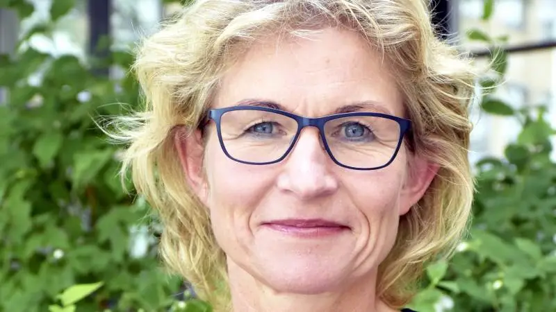 Formanden for Den Danske Dyrlægeforening, Hanne Knude Palshof, er enig i, at der skal anvendes mindre antibiotika til landbrugsdyr, men at det med de nye krav risikerer at gå for hurtigt – til skade for dyrene.