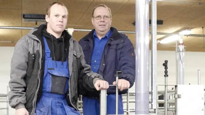 Poul og Arne Overgaard kan snart tage deres nye slagtesvinestald i brug. En stald, som skal producere 9.500 svin årligt. Far og søn har blandt andet valgt at foderautomaterne skal vende ud i stierne.