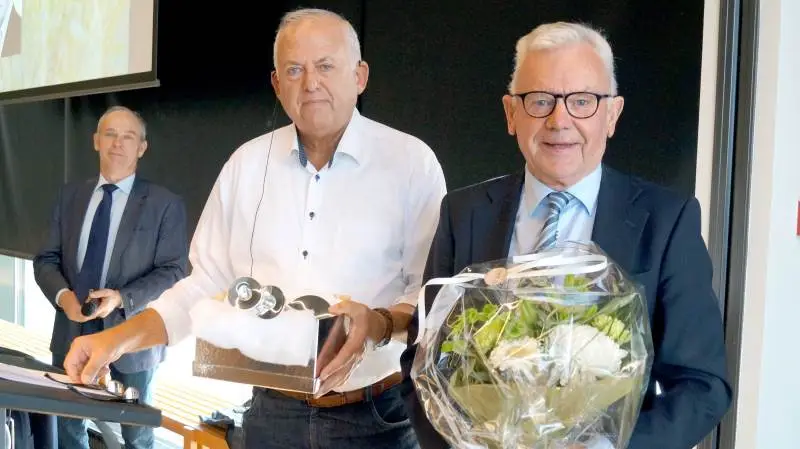 Ved årsmødet i Østlige Øers Landboforeninger overrakte formanden Povl Fritzner, til venstre, hædersgave til Orla Grøn Pedersen. Gaven består af to sølvstager med inskription. Foto: Henrik Sieben
