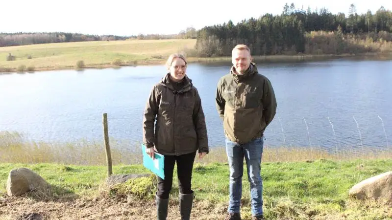 Miljøminister Lea Wermelin (tv) havde inviteret pressen med ud til Torup ved Nr. Snede, som er en del af den nye ulvezone. Hun ses sammen med ministeriets ulvekonsulent, Thomas Iversen. Fotos: Henning Andersen