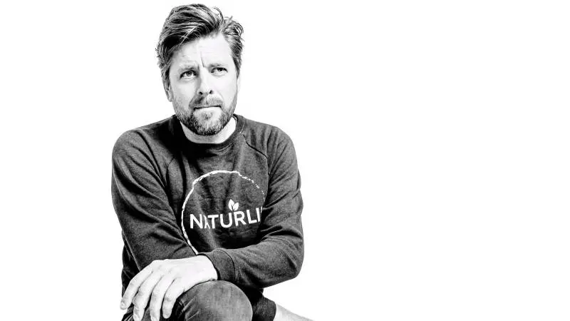 - Vi er en flok grønne rebeller, der vil sætte gang i en fødevarerevolution. Derfor er det vigtigt for os at være en del af Aarhus Symposium, hvor vi bliver udfordret af kvikke studerende og visionære erhvervsledere, siger Henrik Lund, direktør for Naturli’ Foods.