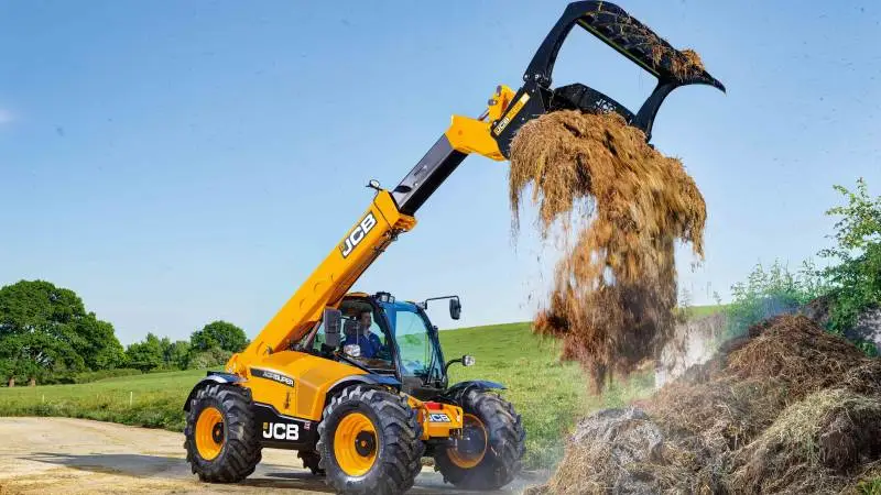 Den nye serie af JCB-teleskoplæssere, der får Agritechnica-debut, har øget løftekapacitet og en række spændende forbedringer. Hovedfokus er lagt på den helt nye JCB-Command Plus-kabine, der sætter nye standarder for synligheden hele vejen rundt, indvendige interiør, støjniveauer, ventilations- og opbevaringsfaciliteter.