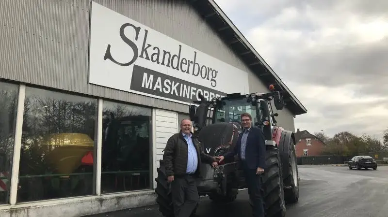 Adm. direktør Jan Garder (th) fra TBS Maskinpower og Bjarne Elkjær fra Skanderborg Maskinforretning ser gode fremtidsmuligheder for salg og service af Valtra traktorer og en række kvalitetsredskaber fra basen i Skanderborg.