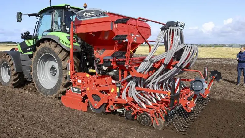 Ved præsentationen i Norge tidligere på året vistes den nye Kverneland E-drill Maxi Plus sammen med den nye S-udgave af rotorharverne. Bemærk de patentanmeldte tragte i siden på såmaskinens tank. Foto: Erik Hansen