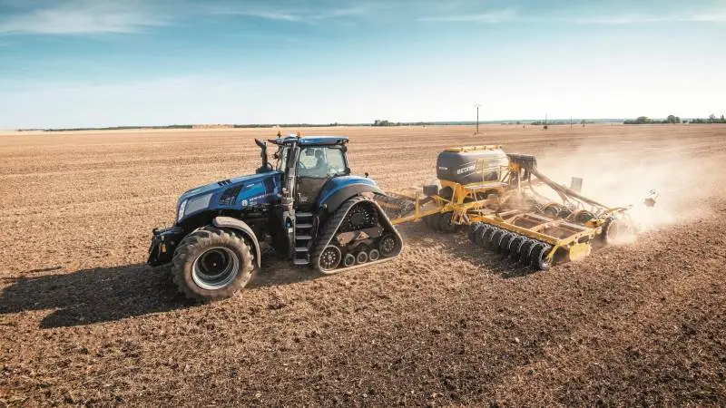 Den nye New Holland Genesis T8-traktorserie leveres både i en hjulversion og en bælteversion.
