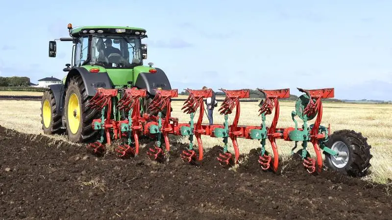 Kverneland EG-plovene er nu blevet til S-modeller, der har fået flere nyskabelser, blandt andet hentet fra I-Plough udgaven. Det gælder for eksempel ny justering af forplove, roterende landhjul og forbedret transportsystem. Her er det den største model, 3400 S, som on-land fås med fem til syv furer. Foto: Erik Hansen